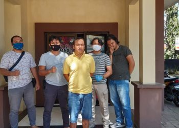 Pelaku penggelapan mobil (kaos kuning), saat diamankan Tim Resmob Polda Gorontalo.