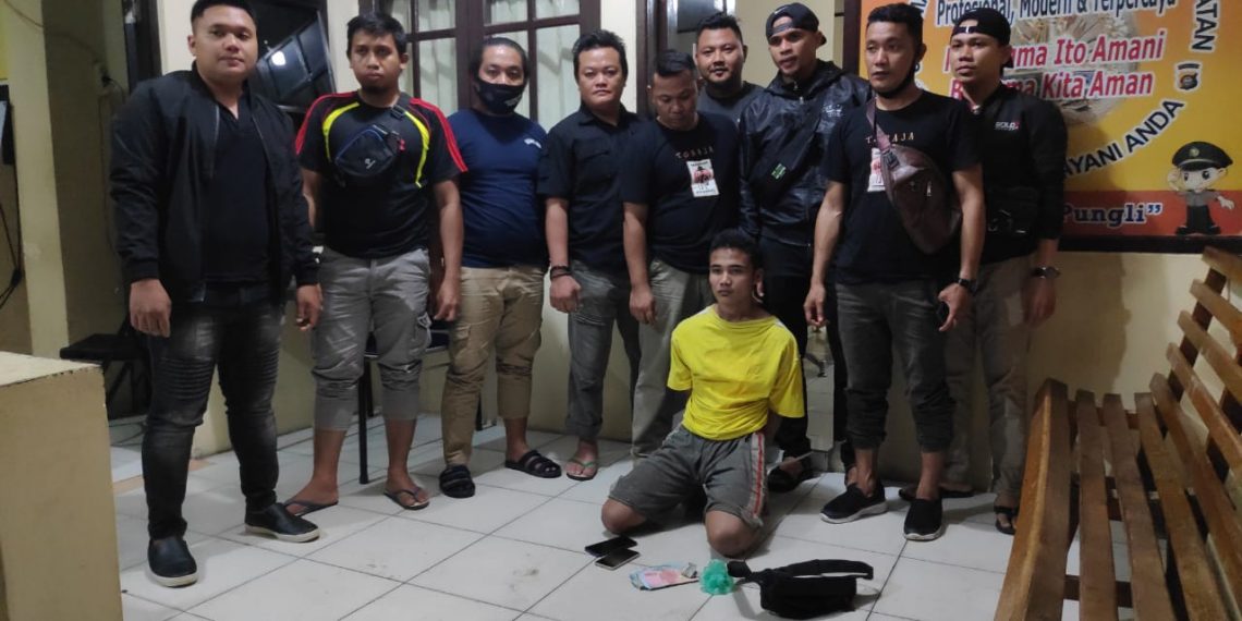 RI (kaos kuning) saat diringkus Tim Street Hunter dan Tim Rajawali Polres Gorontalo Kota, lantaran mencuri uang dan dan dua buah gawai, di salah satu toko harian yang berada di kelurahan Limba U Satu, Kecamatan Kota Selatan, Kota Gorontalo, Rabu (24/6/2020).