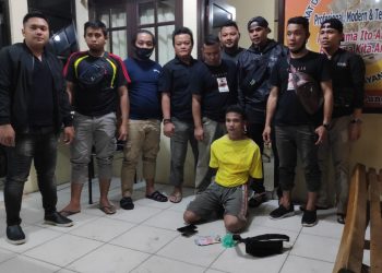 RI (kaos kuning) saat diringkus Tim Street Hunter dan Tim Rajawali Polres Gorontalo Kota, lantaran mencuri uang dan dan dua buah gawai, di salah satu toko harian yang berada di kelurahan Limba U Satu, Kecamatan Kota Selatan, Kota Gorontalo, Rabu (24/6/2020).