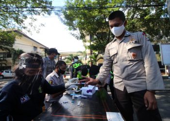 Personil Polda Gorontalo menjalani rapid tes sebelum menuju daerah perbatasan.
