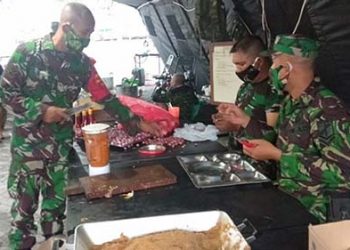 Aktifitas jajaran personil Kodim 1304/Gorontalo di Posko Dapur Umum, Lapangan Taruna Remaja, Kota Gorontalo, Sabtu (13/6/2020).