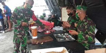 Aktifitas jajaran personil Kodim 1304/Gorontalo di Posko Dapur Umum, Lapangan Taruna Remaja, Kota Gorontalo, Sabtu (13/6/2020).