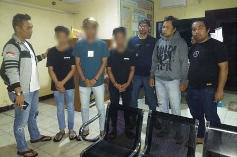 Anggota ‘Gank Slaber’ diringus aparat gabungan, Timsus Street Hunter bersama Resmob Rajawali Polres Gorontalo Kota, lantaran diduga melakukan penyerangan terhadap rumah Iswan Eki, salah seorang warga yang berdomisili di Kelurahan Libuo, kecamatan Dungingi, Kota Gorontalo, Minggu (28/6/2020) sekitar pukul 02.00 WITA.