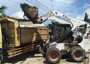 Pemerintah Kota Gorontalo mengerahkan alat berat untuk membantu membersihkan endapan lumpur pasca banjir. Foto: Lukman Polimengo.