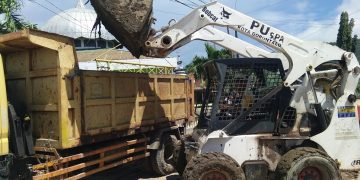 Pemerintah Kota Gorontalo mengerahkan alat berat untuk membantu membersihkan endapan lumpur pasca banjir. Foto: Lukman Polimengo.