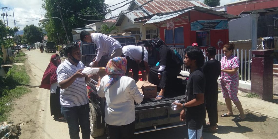 Pegawai di Balai Prasarana Permukiman (BPP) Wilayah Gorontalo, Kementerian Pekerjaan Umum (PU) saat membagikan makanan kepada warga terdampak banjirr. Foto: Lukman Polimengo.