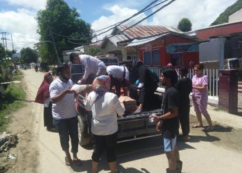 Pegawai di Balai Prasarana Permukiman (BPP) Wilayah Gorontalo, Kementerian Pekerjaan Umum (PU) saat membagikan makanan kepada warga terdampak banjirr. Foto: Lukman Polimengo.