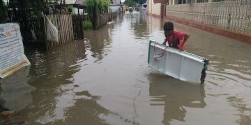 Banjir yang menggenangi pemukiman warga di Kelurahan Ipilo, Kota Gorontalo. Foto: Lukman Polimengo.