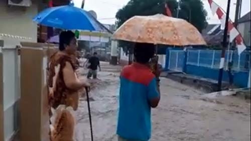 Curah hujan yang tinggi sejak Jumat (3/7/2020) dinihari, menyebabkan banjir di beberapa tempat di Kota Gorontalo.