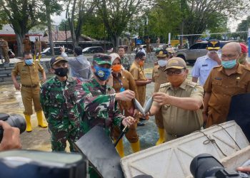 Komandan Lanal Gorontalo Letkol Laut (P) Sayid Hasan Hutagalung menyerahkan bantuan ikan segar kepada pemerintah Kota Gorontalo.