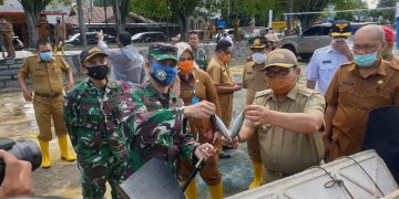 Komandan Lanal Gorontalo Letkol Laut (P) Sayid Hasan Hutagalung menyerahkan bantuan ikan segar kepada pemerintah Kota Gorontalo.