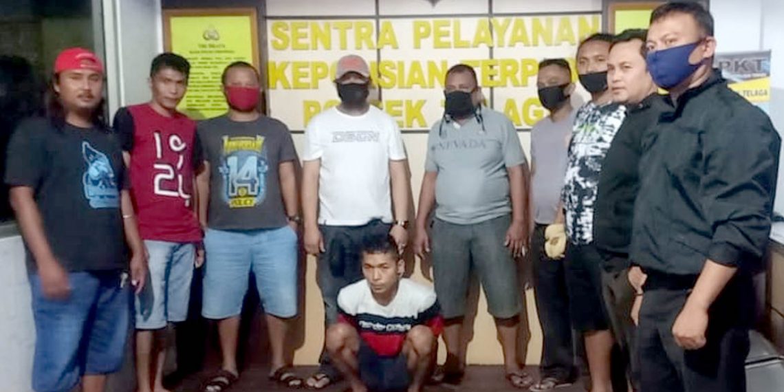 RA, yang merupakan buronan Polres Kotamobagu terkait kasus penggelapan dan penipuan, saat diamankanTim Siaga Polsek Telaga (Sigaga), Kamis, (23/07) malam.