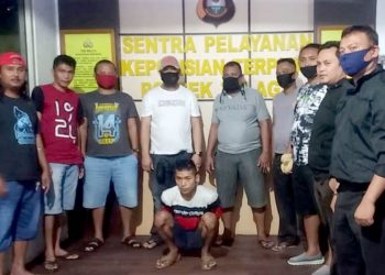 RA, yang merupakan buronan Polres Kotamobagu terkait kasus penggelapan dan penipuan, saat diamankanTim Siaga Polsek Telaga (Sigaga), Kamis, (23/07) malam.