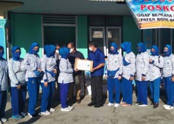 Ketua Jalasenastri Cabang 4 Korcab VIII Daerah Armada II Lanal Gorontalo, Ny. Sayid Hasan, saat menyerahkan bantuan kepada Bupati Bone Bolango, Hamim Pou.