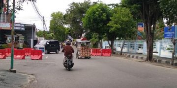 Penerapan jalur satu arah di jalan Jenderal Sudirman, Kota Gorontalo. Foto: Lukman Polimengo.