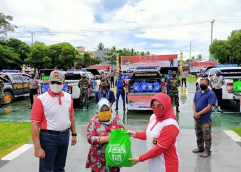 Kapolda Gorontalo, Irjen Pol. Adnas didampingi Ketua Bhayangkari Polda Gorontalo, saat memberikan bantuan paket Sembako kepada warga terdampak Covid-19.