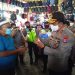 Kapolda Gorontalo Irjen Pol. Adnas saat membagikan masker dan cairan hand sanitizer kepada warga masyarakat yang berada di Pasar Sentral, Kota Gorontalo, Selasa (21/7/2020). Foto: Lukman Polimengo.
