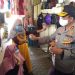 Kapolda Gorontalo Irjen Pol. Adnas saat membagikan masker dan cairan hand sanitizer kepada warga masyarakat yang berada di Pasar Sentral, Kota Gorontalo, Selasa (21/7/2020). Foto: Lukman Polimengo.