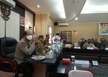 , Kapolda Gorontalo Irjen Pol. Dr.M.  Adnas saat rapat bersama Forkopimda Gorontalo Utara.