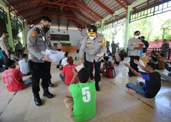 Kapolda Gorontalo Irjen Pol. Adnas bersama Danrem Nani Wartabone, Brigjen TNI Bagus Antonov saat membagikan masker dan cairan hand sanitizer kepada 75 warga yang terjaring tidak menggunakan masker.