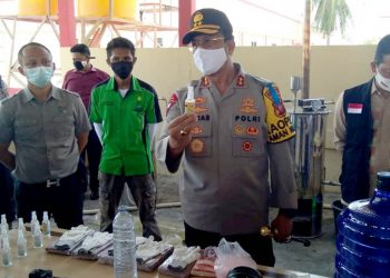 Kapolda Gorontalo, Irjen Pol. Adnas, saat menunjukan cairan hand sanitizer hasil inovasi Polda Gorontalo.