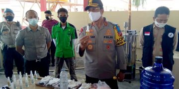 Kapolda Gorontalo, Irjen Pol. Adnas, saat menunjukan cairan hand sanitizer hasil inovasi Polda Gorontalo.
