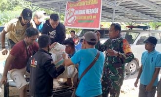 Korban saat dievakuasi oleh warga bersama Babinsa Tulabolo Timur, Serma Ruslan Lasulika.