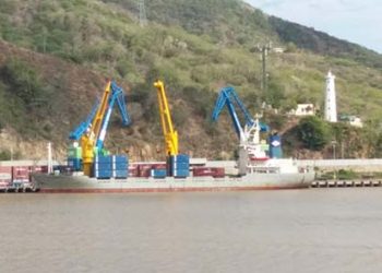 Aktifitas di Pelauhan Gorontalo. Foto: Lukman Polimengo.