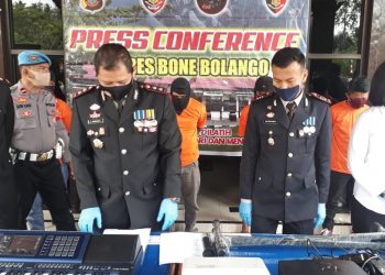 Kapolres Bone Bolango, AKBP Suka Irawanto saat memberikan keterangan terkait penangkapan lima orang masing-masing berinisial IP (29 tahun), MI (39 tahun), ZK (30 tahun), M warga Kecamatan Kabila, Kabupaten Bone Bolango serta pria berinisial N, yang merupakan warga Kabupaten Gorontalo, diringkus Tim Watawatanga dan Tim Reskrim Polsek Kabila, usai menjalankan aksi pencurian di Sekolah Menengah Pertama (SMP) 1 Kabila, Selasa, (30/06).