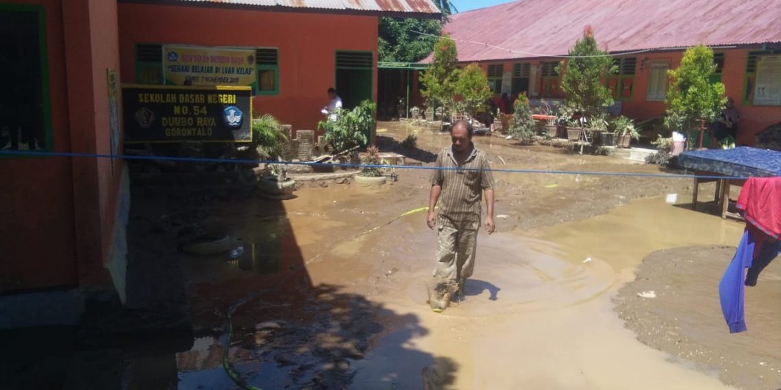 Kondisi SDN 54 Dumbo Raya, Kota Gorontalo yang masih berlumpur sisa banjir bandang. Foto: Lukman Polimengo.