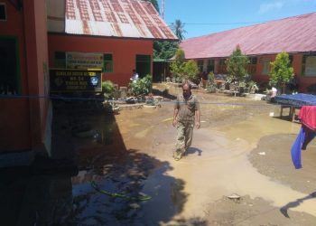 Kondisi SDN 54 Dumbo Raya, Kota Gorontalo yang masih berlumpur sisa banjir bandang. Foto: Lukman Polimengo.