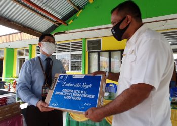 Kepala Perwakilan Bank Indonesia Provinsi Gorontalo¸ Budi Widihartanto saat menyerahkan beberapa paket laptop bersama sarana pendukung, mobile wifi di SMP Negeri 11 Gorontalo, Rabu (29/7/2020)