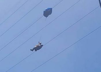 Hans Mawikere, pilot paralayang yang tersangkut di tersangkut di jaringan listrik bertegangan Tinggi, saat memeriahkan HUT Kemerdekaan ke 75 RI, Senin, (17/8/2020). Foto: Istimewa.