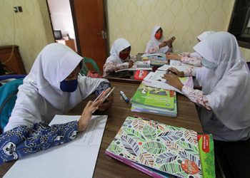 Untuk membantu proses belajar daring, di Kota Gorontalo, Polsek Kota Timur berinisiatif menyediakan fasilitas internet gratis bagi siswa yang tidak memiliki gawai cerdas maupun paket data internet. Foto: Adiwinata Solihin.