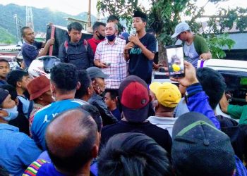 Anggota DPRD Provinsi Gorontalo, Adhan Dambea, saat menemui ratusan warga yang melakukan unjuk rasa, terkait penanganan banjir di Kota Gorontalo. Foto: Lukman Polimengo/mimoza.tv