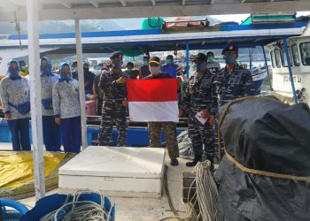 Memperingati HUT Kemerdekaan RI ke 75, Pangkalan TNI Angkatan Laut (Lanal) Gorontalo, membagikan 450 buah bendera merah putih kepada para nelayan di Pusat Pelelangan Ikan (PPI) Kota Gorontalo, Sabtu, (15/8/2020) pagi.