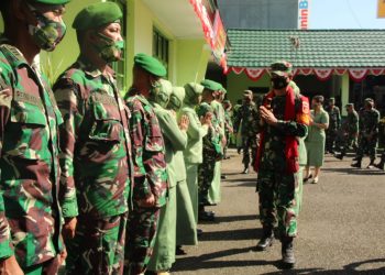 Komandan Korem 133/Nani Wartabone, Brigjen TNI Bagus Antonov Hardito, didampingi Ketua Persit KCK Koorcab Rem 133 Ny. Iomi Bagus Antonov Hardito beserta para Kasi Kasrem 133/Nani Wartabone melakukan kunjungan kerja ke wilayah Kodim 1304/Gorontalo, Selasa (18/8/2020).