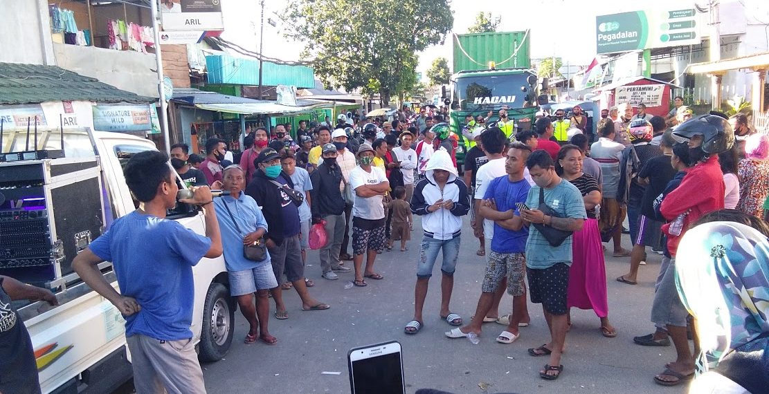 Merasa tak dihargai saat berunjuk rasa di Kantor DPRD Provinsi Gorontalo, ratusan warga terdampak banjir yang ada di Kelurahan Bugis, Ipilo, Tamalate, serta Kelurahan Padebuolo melakukan aksi memblokade jalan Jalaludun Tantu, tepatnya di kompleks jembatan Talumolo, Rabu (5/8/2020). Foto: Lukman Polimengo/mimoza.tv