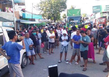 Merasa tak dihargai saat berunjuk rasa di Kantor DPRD Provinsi Gorontalo, ratusan warga terdampak banjir yang ada di Kelurahan Bugis, Ipilo, Tamalate, serta Kelurahan Padebuolo melakukan aksi memblokade jalan Jalaludun Tantu, tepatnya di kompleks jembatan Talumolo, Rabu (5/8/2020). Foto: Lukman Polimengo/mimoza.tv