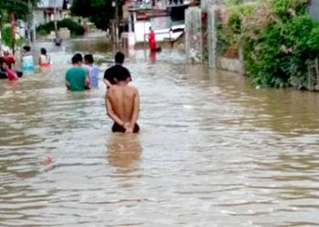Banjir yang menggenangi pemukiman warga di Kelurahan Bugis, Kota Gorontalo, Sabtu (1/8/2020). Foto: Lukman Polimengo.