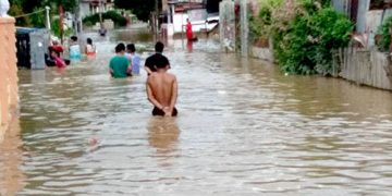 Banjir yang menggenangi pemukiman warga di Kelurahan Bugis, Kota Gorontalo, Sabtu (1/8/2020). Foto: Lukman Polimengo.