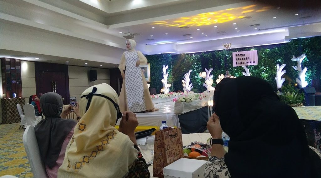 penampilan koleksi busana dari salah satu UMKM mitra dan binaan KPwBI Gorontalo pada kegiatan Pameran KKI Virtual 2020. Foto: Lukman Polimengo/mimoza.tv.