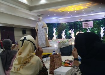 penampilan koleksi busana dari salah satu UMKM mitra dan binaan KPwBI Gorontalo pada kegiatan Pameran KKI Virtual 2020. Foto: Lukman Polimengo/mimoza.tv.