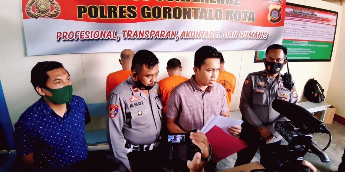 Kasat Narkoba Polres Gorontalo Kota AKP La Ode Arwansyah saat memberikan keterangan pers, penangkapan tiga pengguna narkoba.