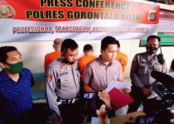 Kasat Narkoba Polres Gorontalo Kota AKP La Ode Arwansyah saat memberikan keterangan pers, penangkapan tiga pengguna narkoba.