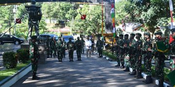 Pangdam XIII/Merdeka, Mayjen TNI. Santos Gunawan Matondang, melakukan kunjungan kerja ke Yonif R 715/Motuliato, dalam rangka memberikan pengarahan sekaligus membuka latihan penyiapan pratugas Satgas Pamtas Penyangga Mobile, Yonif Raider 715/Mtlo RI-PNG tahun 2020-2021, Jum'at (21/8/2020).