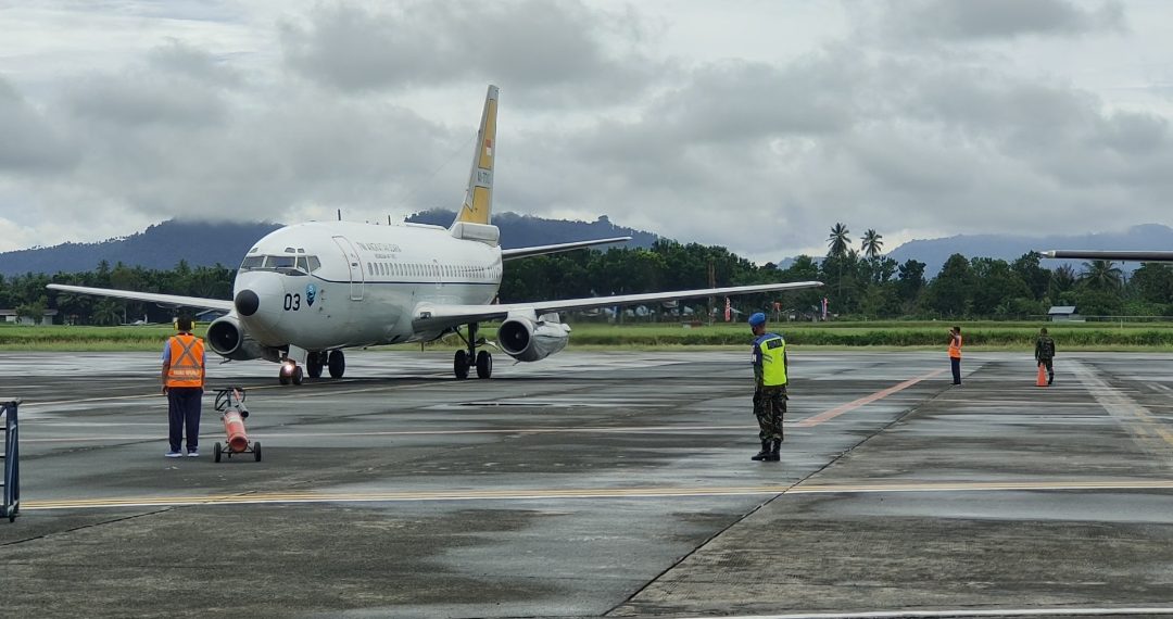 Pesawat Boeing AI7303 milik TNI AU saat tiba di Lanud Sam Ratulangi Manado. Foto: Pentak Lanud Sam Ratulangi.