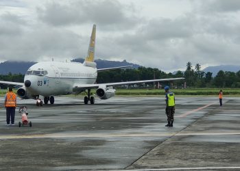 Pesawat Boeing AI7303 milik TNI AU saat tiba di Lanud Sam Ratulangi Manado. Foto: Pentak Lanud Sam Ratulangi.
