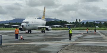 Pesawat Boeing AI7303 milik TNI AU saat tiba di Lanud Sam Ratulangi Manado. Foto: Pentak Lanud Sam Ratulangi.