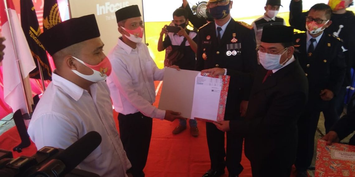 Kepala Kanwil Kemenkumham Provinsi Gorontalo, Budi Sarwono bersama Asisten Pemerintahan Setda Prov Gorontalo, Sukri Botutihe, saat memberikan surat remisi kepada perwakilan dua warga binaan. Pemberian remisi tersebut digelar di halaman Lapas kelas IIA Gorontalo. Foto: Lukman Polimengo.